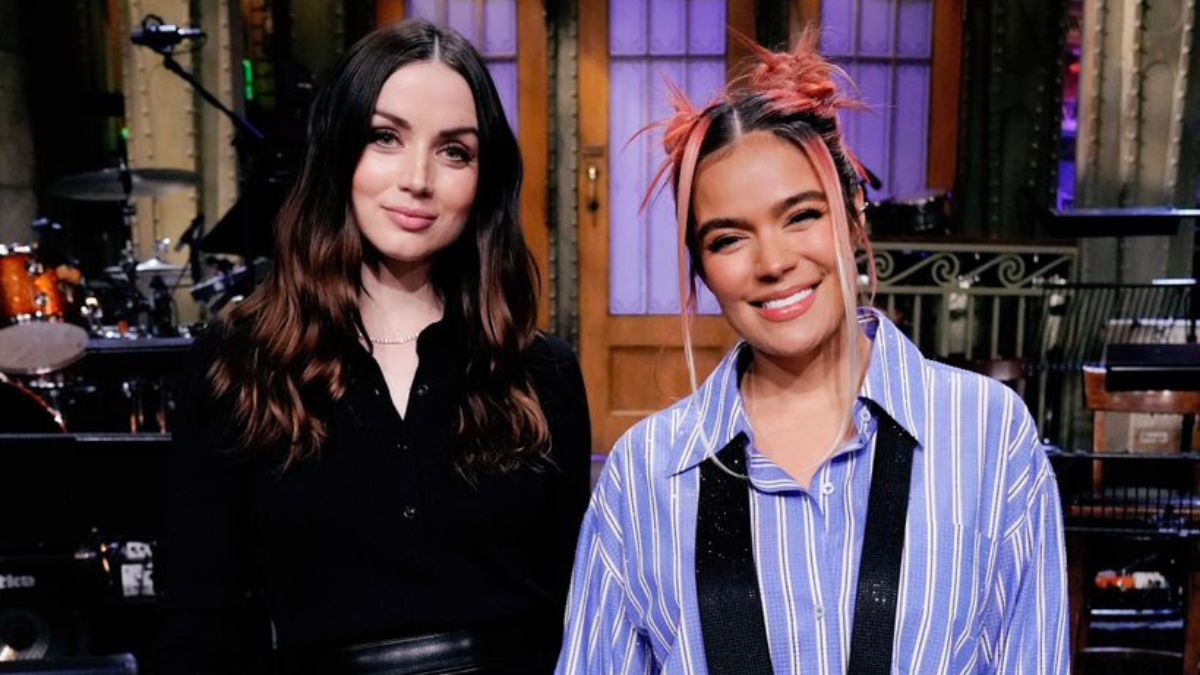 Con nuevo look y un potente mensaje: Así fue el debut de Karol G en SNL