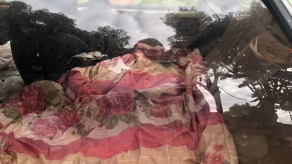 Pareja de jubilados es desalojada de su casa por su propio hijo: ahora viven en este auto