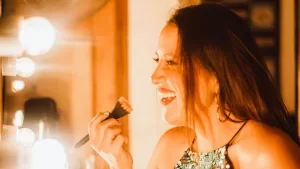 ¡Entre brillos y colores! Así fue la atrevida sesión fotográfica de Pamela Leiva