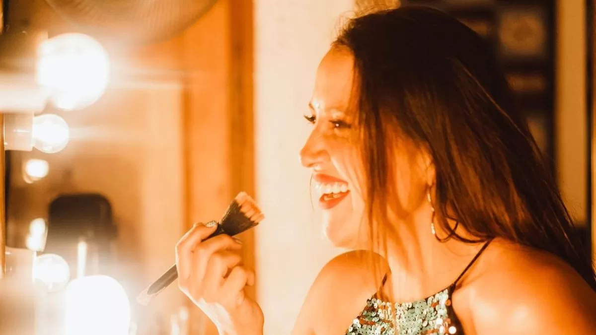 ¡Entre brillos y colores! Así fue la atrevida sesión fotográfica de Pamela Leiva