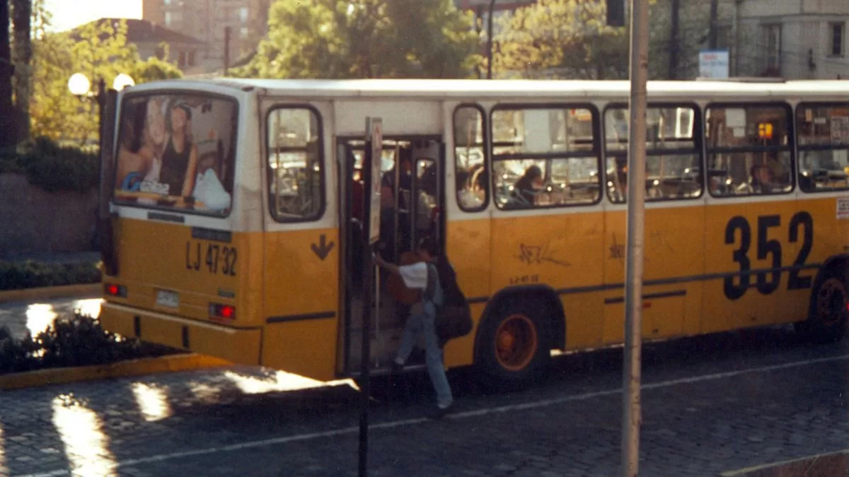 Con micros amarillas y teléfonos públicos: Así se veía Santiago en 1994 según video viral en TikTok