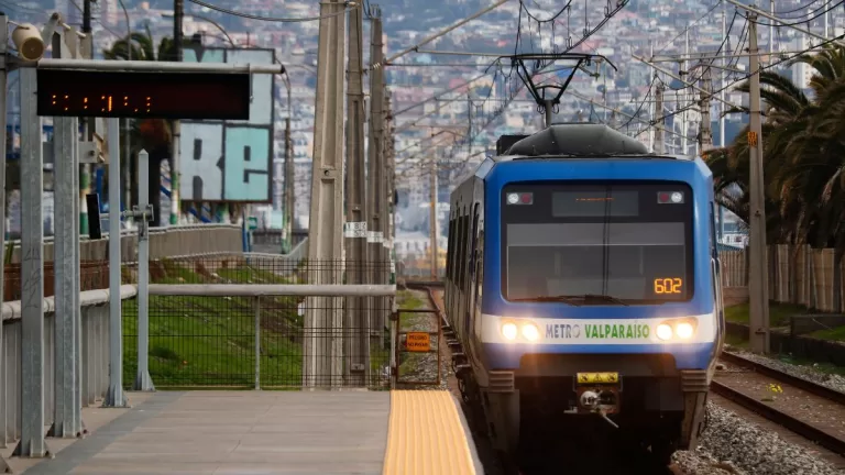 ¿Está la tuya? Estas son las tres comunas incluidas en el trazado del tren Valparaíso-Santiago