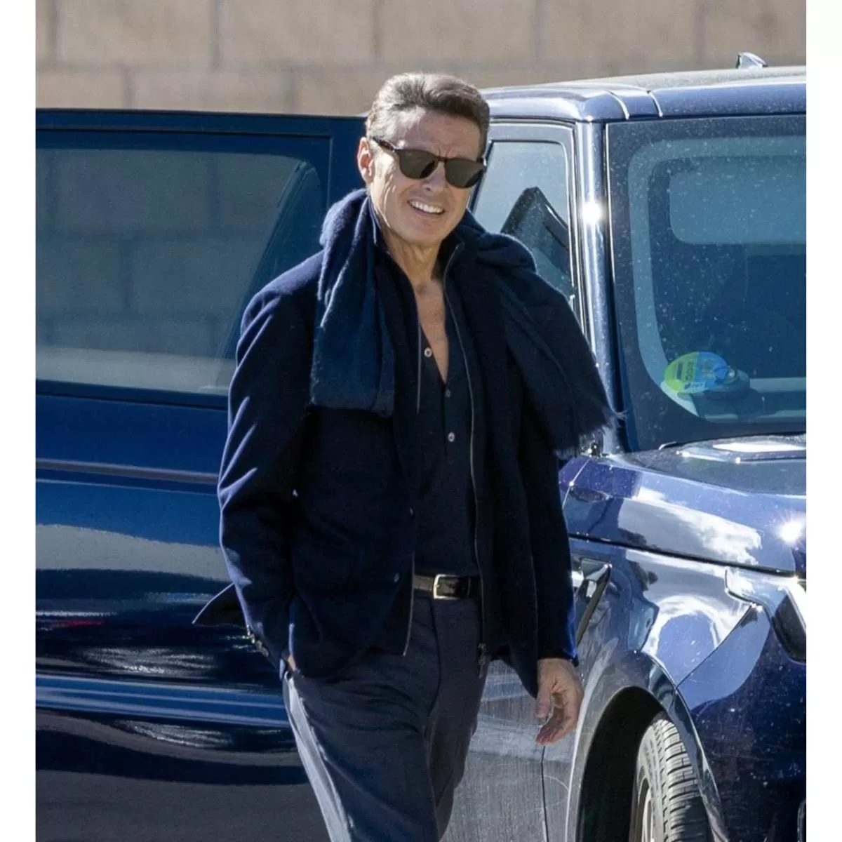 Luis Miguel yendo a dejar a las hijas de su pareja