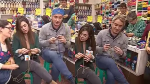 Repenning se convierte en notero estrella de Tu Día: Se fue al centro de Santiago y aprendió a tejer