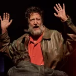 Años después de una falsa y polémica "funa" en su contra: afirman que conocido actor chileno encontró el amor a sus 66 años