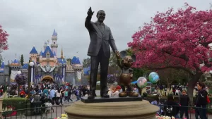 Esto cuesta ir desde Chile a Disneyland: la opción más barata en pasajes y estadía y cómo ahorrar dinero