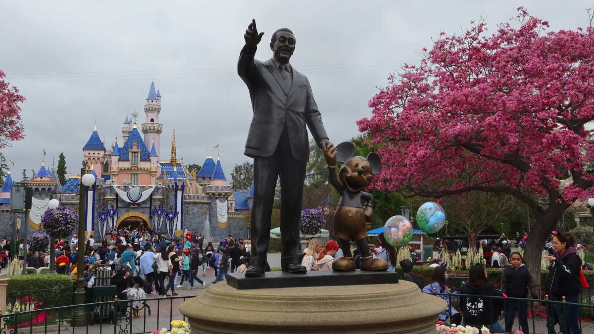 Esto cuesta ir desde Chile a Disneyland: la opción más barata en pasajes y estadía y cómo ahorrar dinero