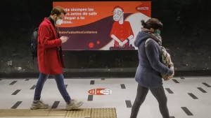 Regresa el uso de mascarillas en el Metro de Santiago: se distribuirán gratuitamente en estas estaciones