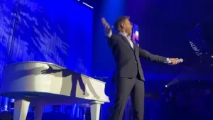 Sin Bandera en Chile: el dúo romántico partió con "Mientes tan bien"