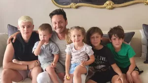 Benjamín Vicuña comparte tierna foto de su madre con sus hijos