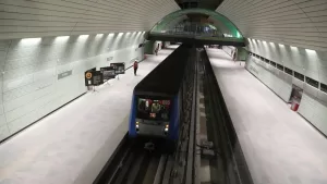Metro de Santiago: Revelan la identidad de la voz que acompañará a los pasajeros de las nuevas estaciones de las L2 y L3