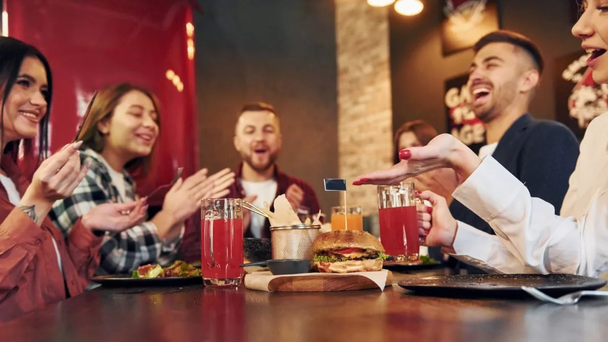 ¿Buscando panorama en Santiago por el Día de la Amistad? Estos restaurantes tendrán grandes ofertas