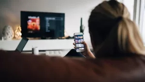 Por qué ver la tele y mirar el celular es perjudicial para la salud, según expertos