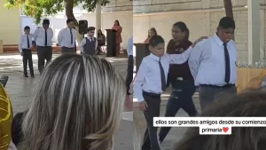 "Amistades que perduran para siempre": Niño se vuelve viral en TikTok tras ayudar a su amigo ciego durante su graduación