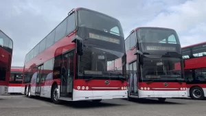 Eléctricos y con capacidad para 100 pasajeros: así son los buses de dos pisos que llegaron a Santiago