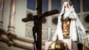 La denuncia por abuso que remece a uno de los colegios más exclusivos de Santiago: separan a sacerdotes de sus funciones