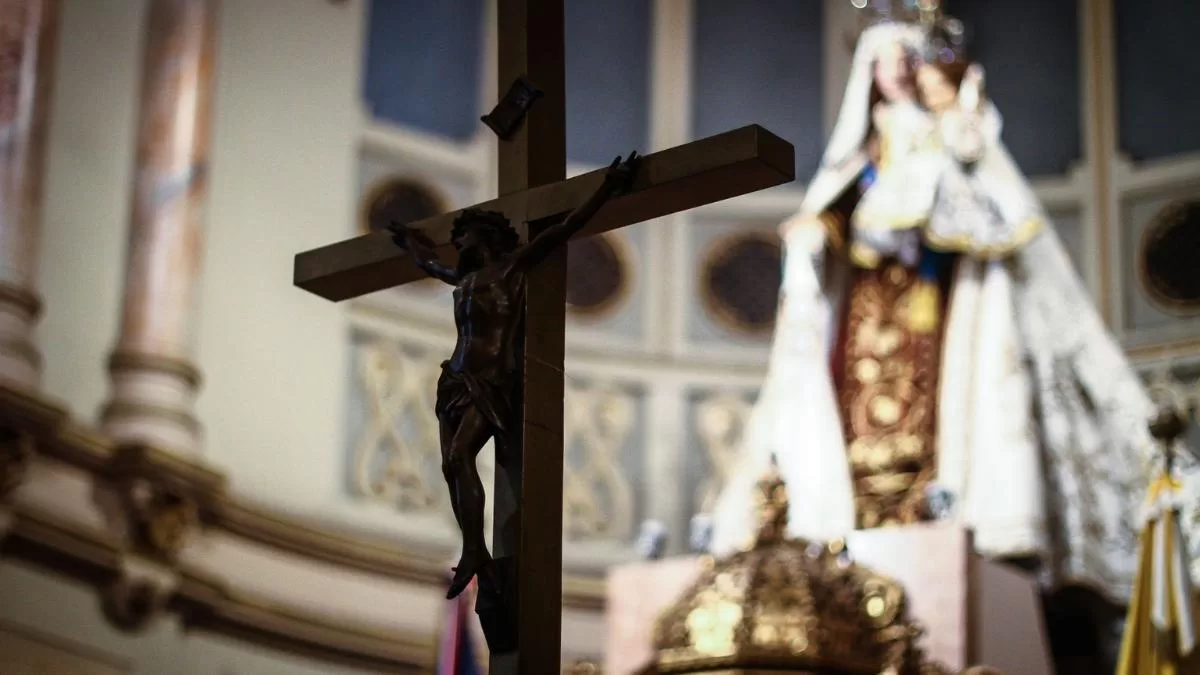 La denuncia por abuso que remece a uno de los colegios más exclusivos de Santiago: separan a sacerdotes de sus funciones