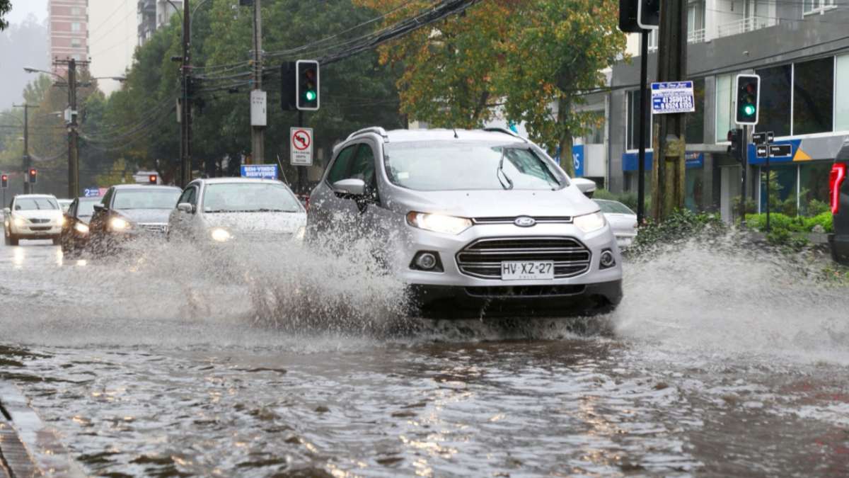 ¿Qué pasa si un auto me moja en la calle? Esta es la multa que arriesgan los conductores
