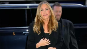 Toma asiento antes de conocer cuál es el exótico tratamiento facial que Jennifer Aniston usó para lucir joven
