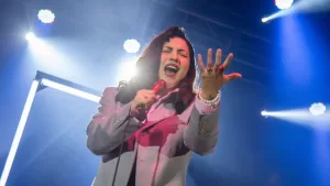 Este es el reconocimiento que recibió Mon Laferte y que la alza como una de las artistas latinas más importantes de la década