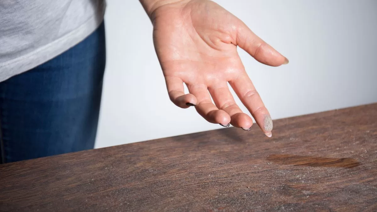 ¿Cansado del polvo en tus muebles? Con este truco casero le dirás adiós para siempre