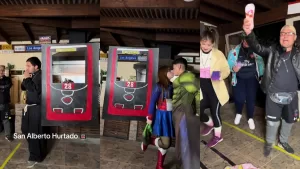 "Solo quiero ser uno de ellos": Grupo de amigos la rompe en TikTok al celebrar fiesta temática de Metro de Santiago