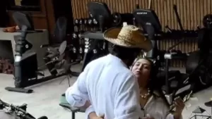 "Hasta que la placa los separe": Pincoya contrajo matrimonio con uno de los participantes de Gran Hermano Chile y terminó con piscinazo