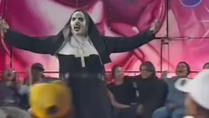 ¡No lo creerás! Esta es la persona que está detrás del disfraz de la monja que se ha hecho viral en TikTok