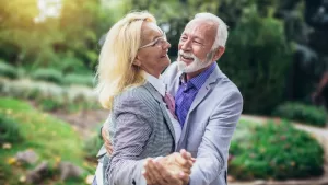 El bono para parejas casadas que puedes consultar con un llamado telefónico: recibes hasta $425.360 mil pesos