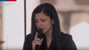 Mon Laferte emociona al interpretar Manifiesto de Víctor Jara en la conmemoración del Golpe de Estado