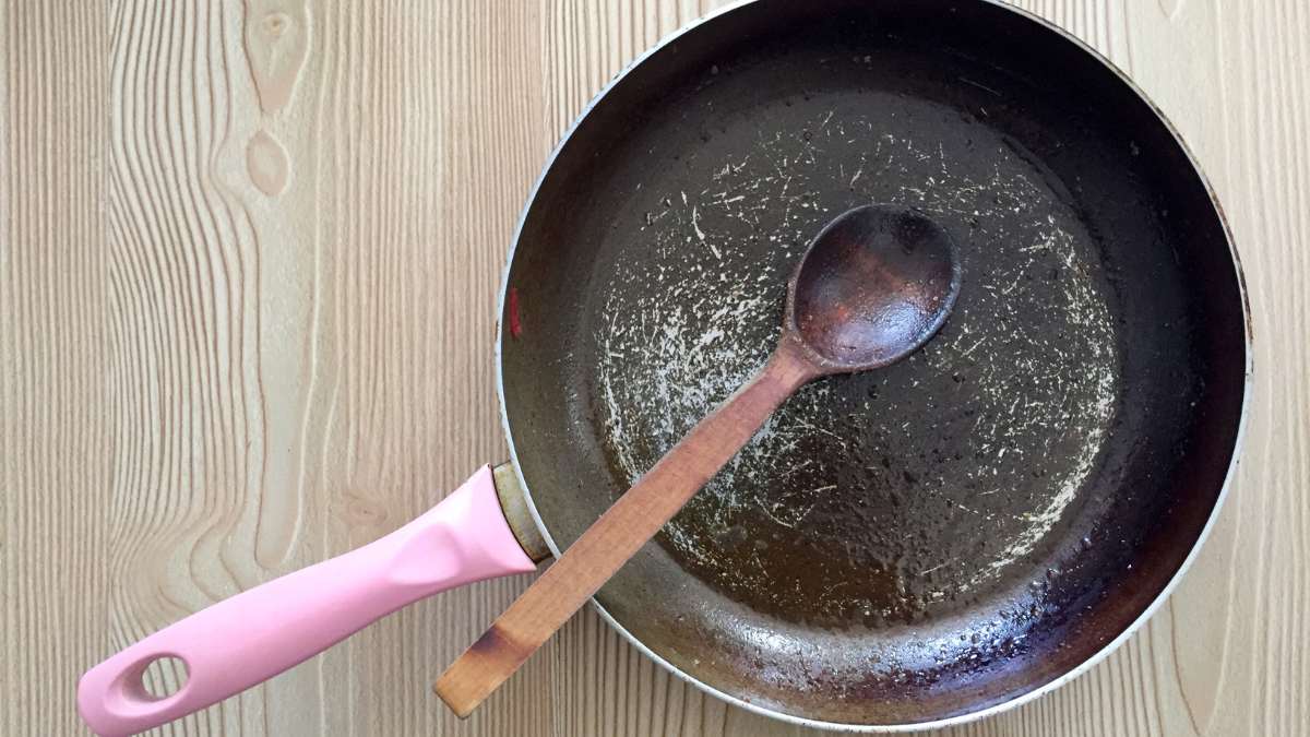 Alerta! Este es el impactante motivo por el que no debes cocinar en una sartén  rayada, según una experta — FMDOS