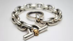 Estos son los tres trucos para limpiar tus joyas de acero inoxidable en casa: Así evitaras que pierdan su brillo y se pongan opacas