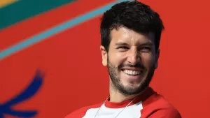 CONCURSO: FMDOS te regala un exclusivo vinilo firmado por Sebastián Yatra, el cantante colombiano del momento