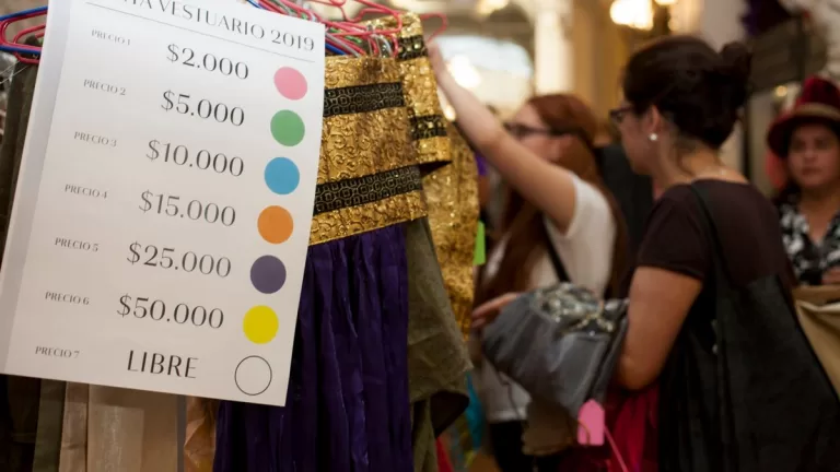 Venta de vestuario teatral: Cuándo se hará el tradicional evento del Teatro Municipal, con prendas desde los 3 mil pesos