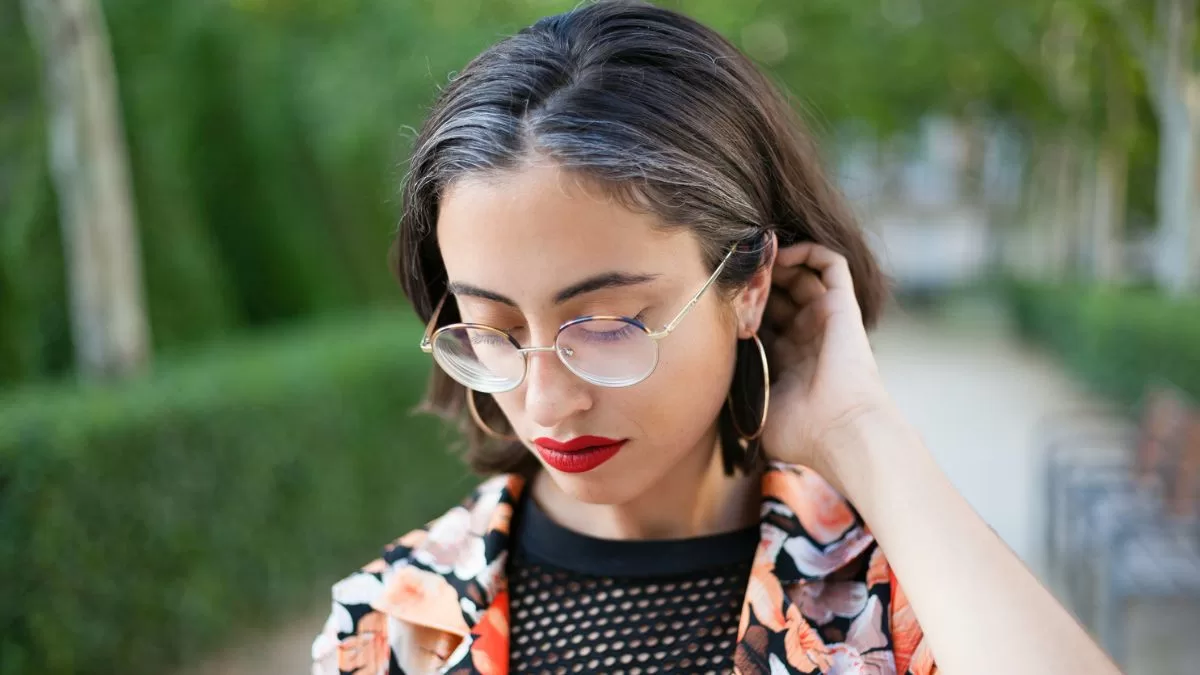 No solo por vejez: Estudio revela la razón de por qué aparecen canas en el pelo