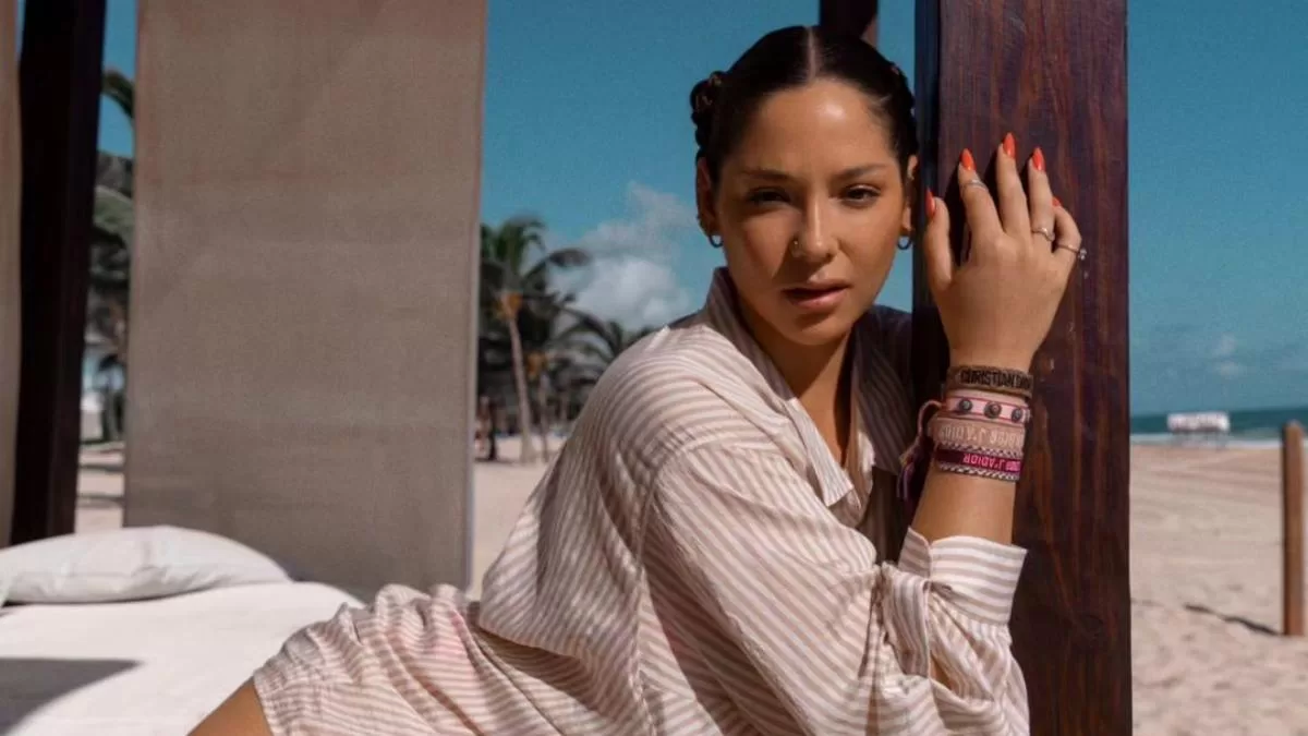 "Estás guapísima": Kel Calderón se luce con destapada pose y enciende las redes sociales