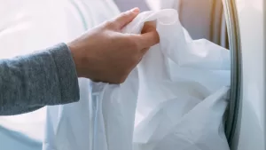 Estos son los tres trucos para lavar tus sábanas en casa y que queden como de un hotel: lograrás quitar hasta las manchas más difíciles