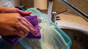 Estos son los tres trucos para limpiar los tuppers rápidamente: dile adiós al olor a comida