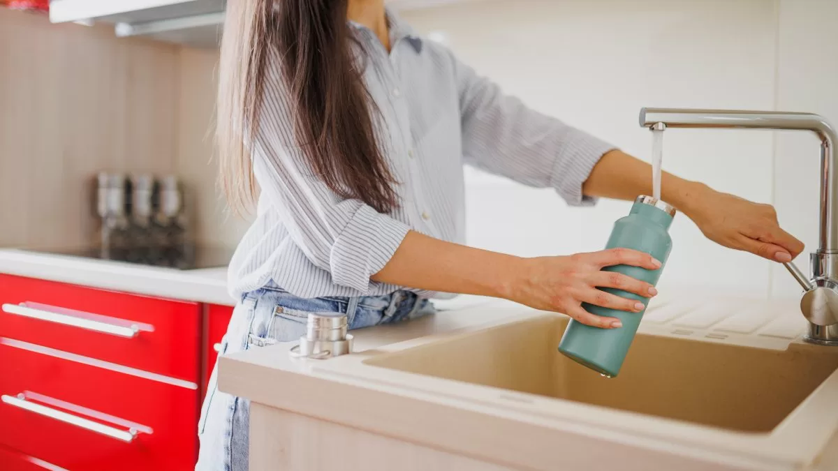 Cómo lavar tus botellas de agua por dentro (truco fácil)