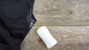 Estos son los tres trucos para quitar las manchas de desodorante de la ropa: no necesitarás usar la lavadora
