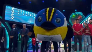 ¡Con el dinero bajo el ala! Así fue la millonaria donación de Fiu en la Teletón 2023