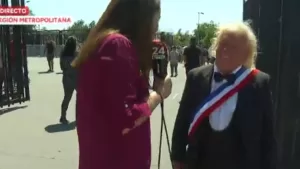 "El otro señor cuenta dólares y yo cuento pesos": Doble de Leonardo Farkas se robó las miradas en medio de las votaciones del Plebiscito Constitucional 2023