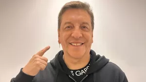 Con adornos plateados y azules: Julio César Rodríguez deja ver su particular árbol de Navidad