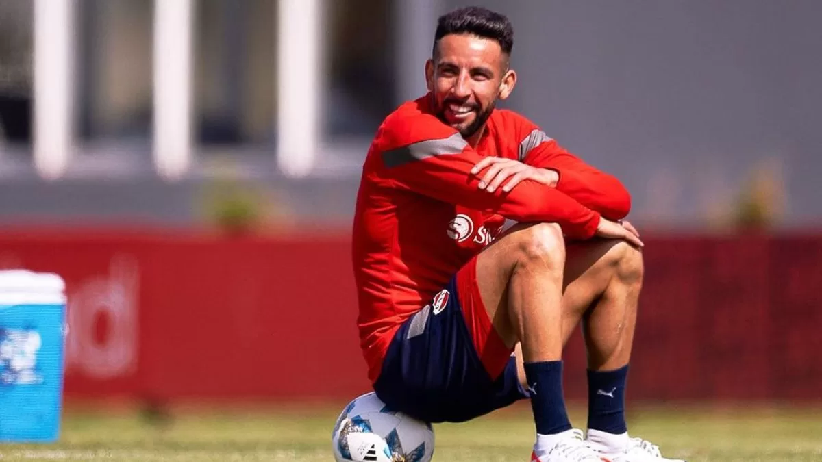 Mauricio Isla se muestra en el lujoso living de su casa y es comparado con Alexis Sánchez por particular detalle