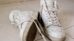 Tres trucos para limpiar los cordones de tus zapatillas blancas: todos los ingredientes los tienes en casa