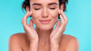 Qué es el efecto borrador o pilling y cómo evitarlo al aplicar tu bloqueador solar: un experto entrega el secreto clave