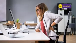 ¿Trabajas en oficina?: Cinco consejos para evitar dolores de espalda, según importante traumatólogo chileno