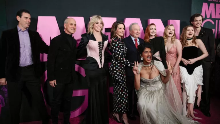 Actriz de la versión original de Mean Girls sorprende al aparecer en la premiere del musical