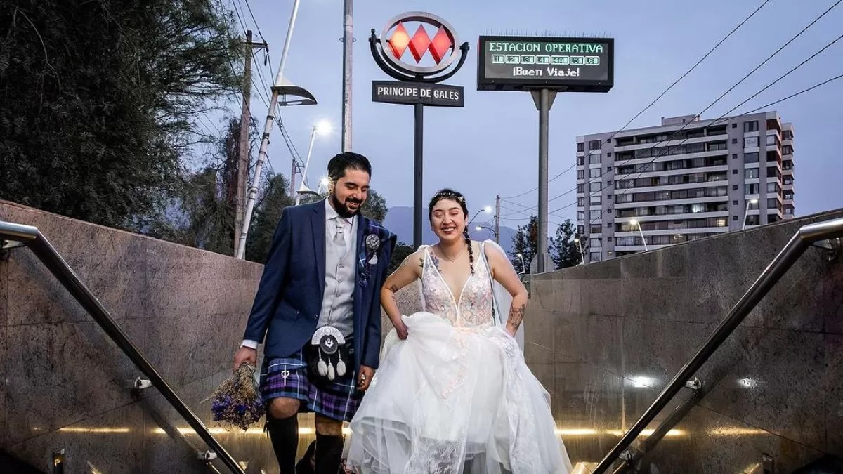 Metro de Santiago comparte mágico momento que protagonizaron dos usuarios: quedará para la historia