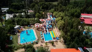 Tres piscinas abiertas en Santiago que te harán olvidar las altas temperaturas: horarios, precios y todos los detalles
